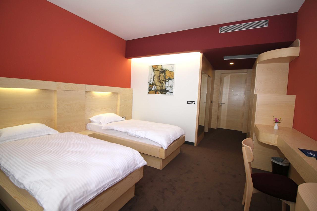 פרישטינה Hotel International Prishtina & Spa מראה חיצוני תמונה